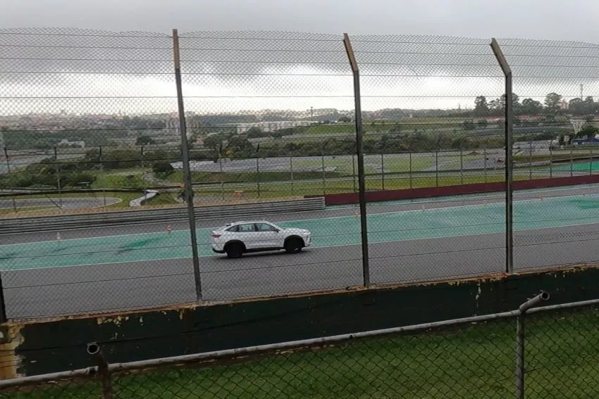 Haval H6 GT é visto rodando no circuito do Autódromo de Interlagos, em São Paulo