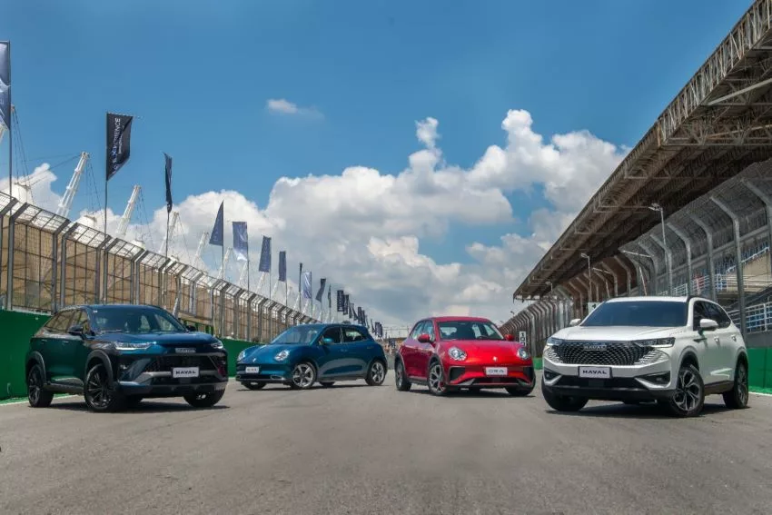 Carros da GWM posicionados lado a lado na reta principal do Autódromo de Interlagos