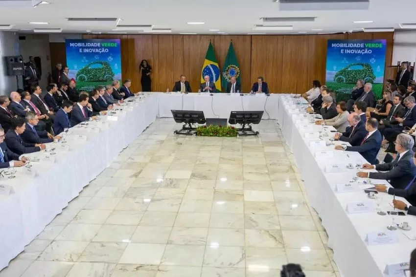 Autoridades políticas e empresariais em reunidos em salão no Palácio do Planalto