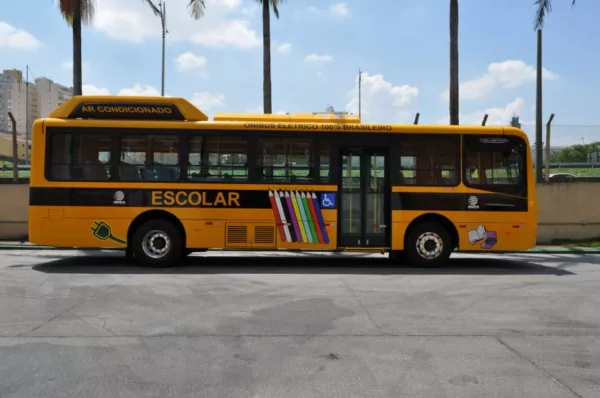 Ônibus escolar elétrico da Eletra