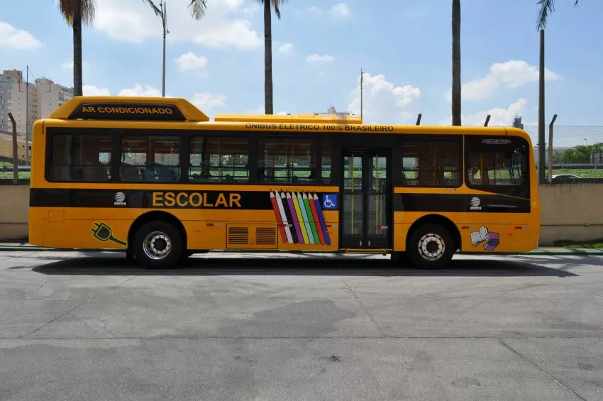 Ônibus escolar elétrico da Eletra