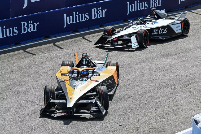 Carros de Sam Bird e de Mitch Evans fazem curva no circuito de São Paulo