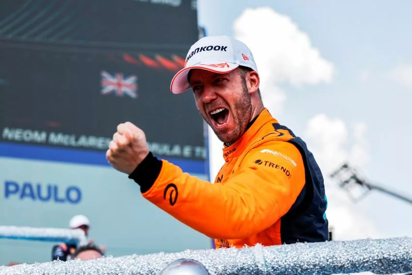 Vestindo macacão laranja da McLaren, Sam Bird cerra os punhos para comemorar vitória