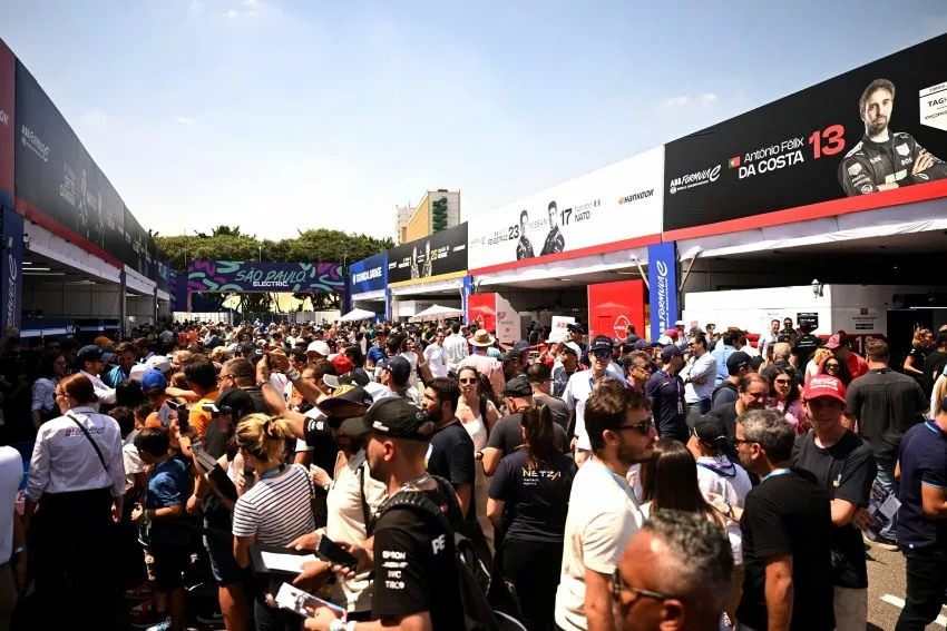 Público no pit lane da Fórmula E em São Paulo