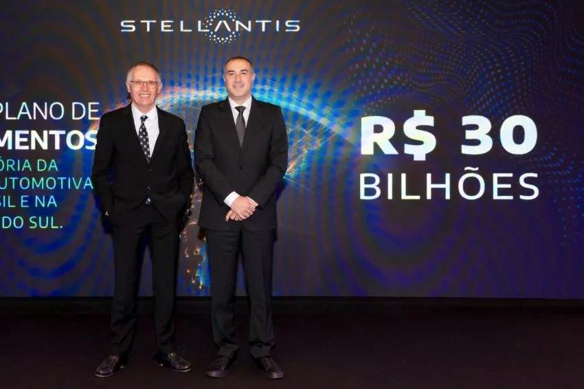 Diretores da Stellantis em frente ao cartaz mostrando os R$ 30 bilhões de investimento