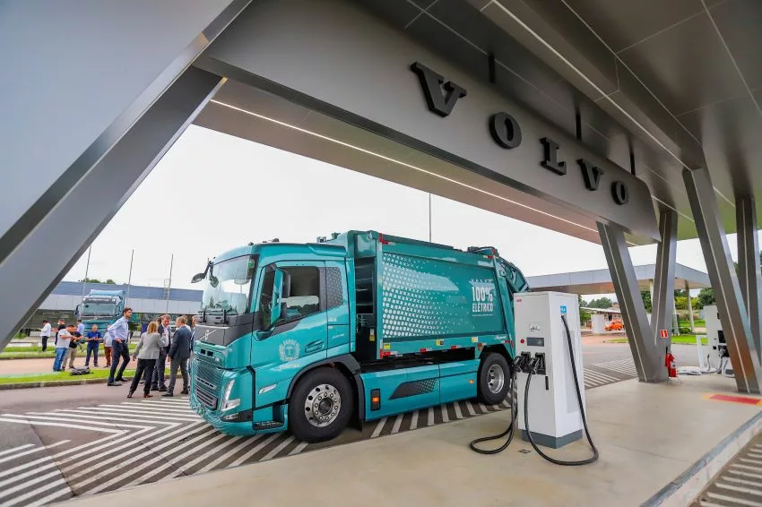 Curitiba terá caminhão elétrico da Volvo para coleta de resíduos