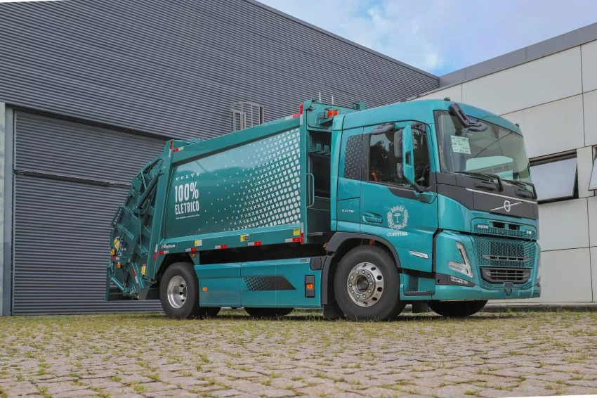 Caminhão elétrico Volvo para coleta de resíduos em Curitiba