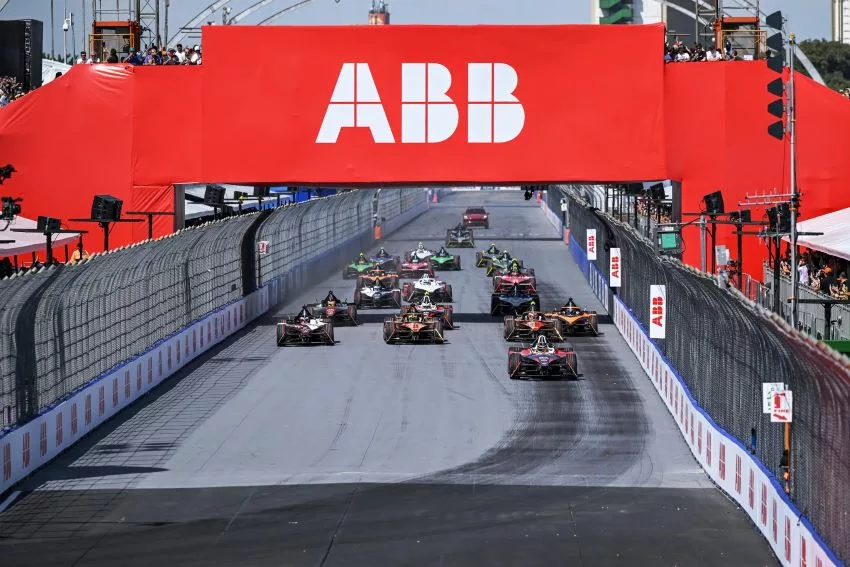 Carros da Fórmula E aceleram pelo Sambódromo do Anhembi na largada da corrida