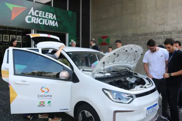 Capacitação de funcionários públicos de Criciúma (SC) para usar os carros elétricos da cidade