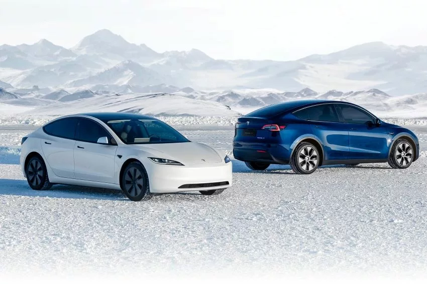 Veículos da Tesla em lugar com neve