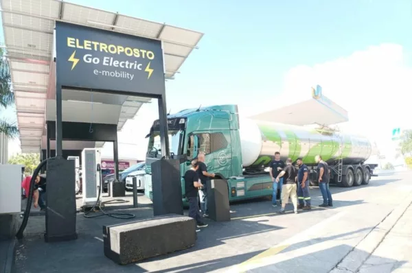 Ponto de recarga da Go Electric, em Cajamar (SP), carregando um caminhão