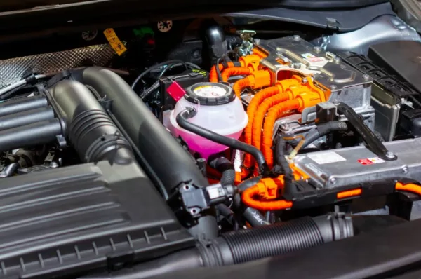 Imagem mostra detalhes de motor de veículo elétrico.