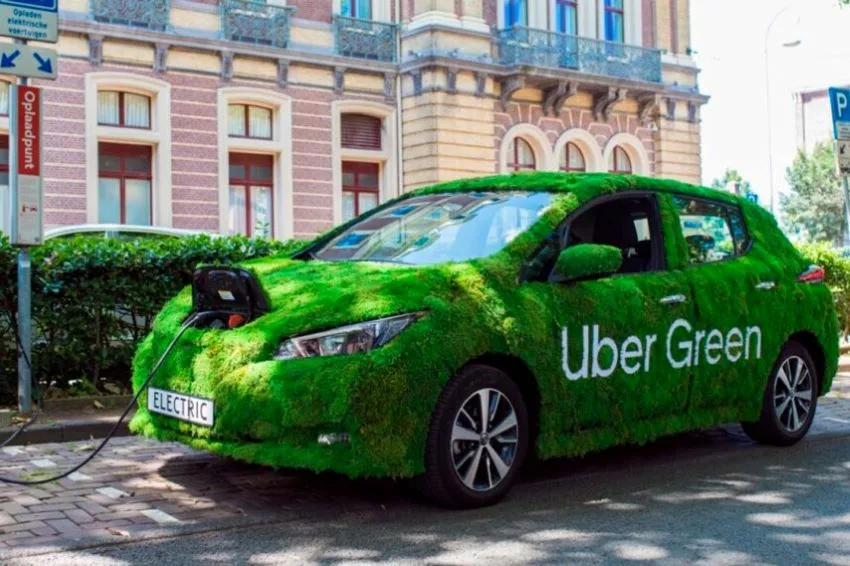 Carro da Uber Green em recarga