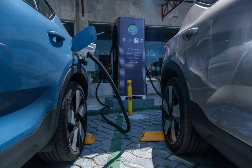 Eletroposto da Volvo fornece energia elétrica para carros conectados