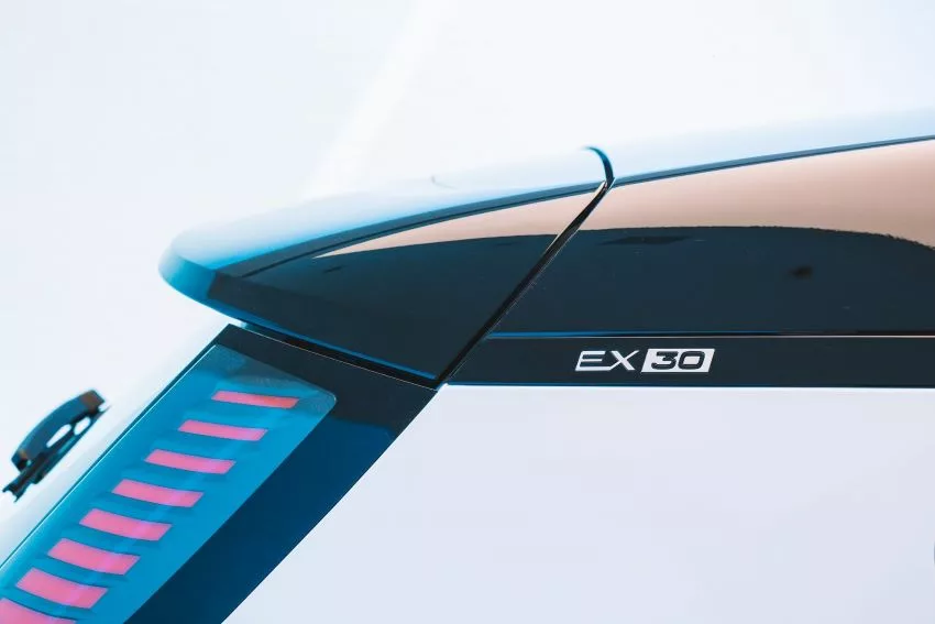 Imagem mostra detalhe da traseira do EX30