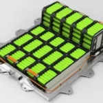 Detalhe do pack de baterias de sódio mostra pilhas acopladas na cor verde