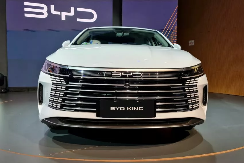 BYD King branco em exposição durante o lançamento