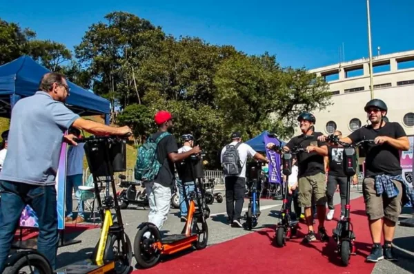 Dia da mobilidade elétrica em São Paulo, na Praça Charles Miller