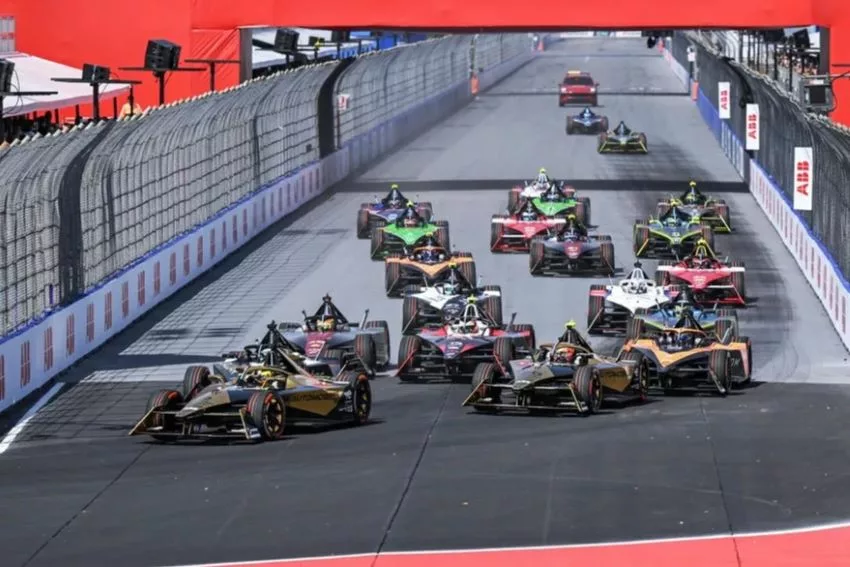 Imagem mostra carros de frente na reta principal após largada do E-Prix de São Paulo