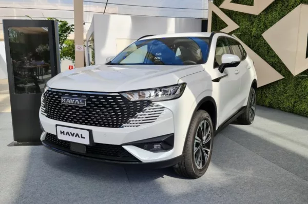 Visão frontal do Haval H6 PHEV19 branco