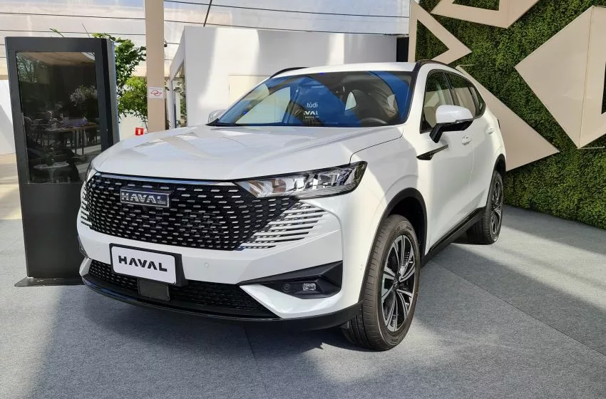 Visão frontal do Haval H6 PHEV19 branco