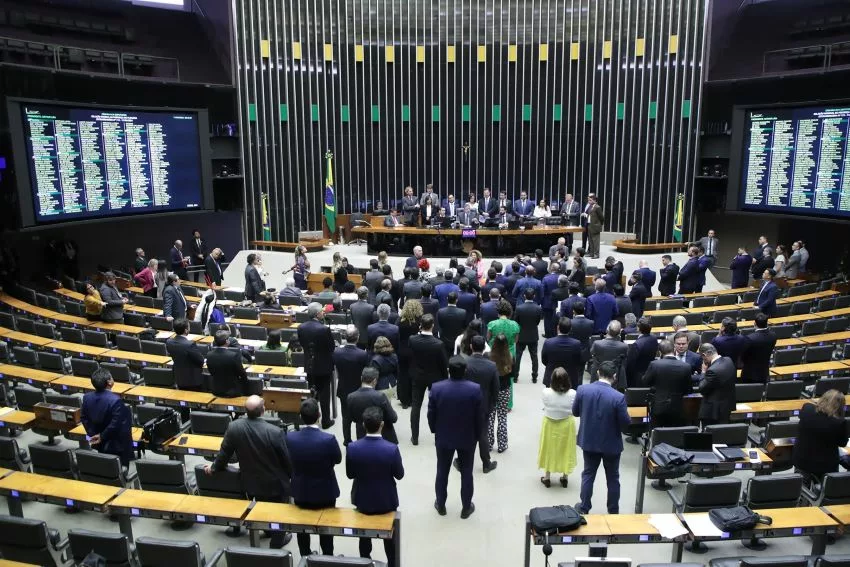 Imagem mostra deputados no plenário da Câmara