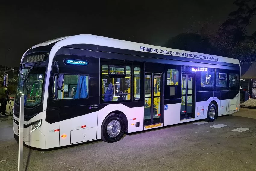 Ônibus elétrico da Scania estacionado em pátio