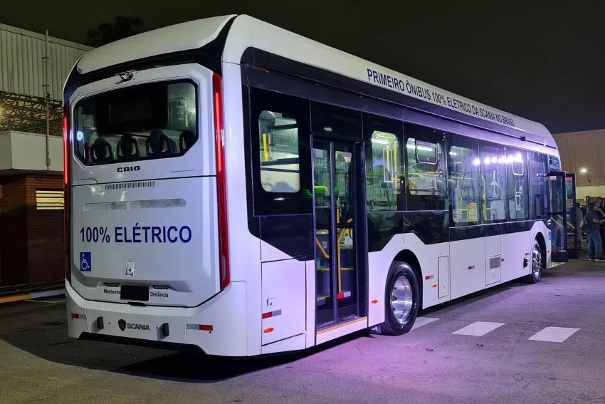 Visão traseira do ônibus elétrico da Scania todo pintado de branco com os dizeres "100% elétrico" na parte traseira