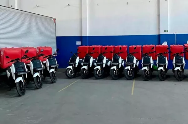 Scooter elétrica da Riba preparada para os testes do iFood