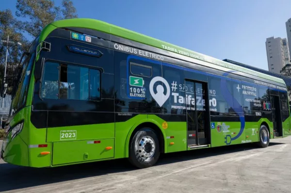 Ônibus elétrico da Mercedes-Benz na cor verde tem a inscrição de São Caetano do Sul nas laterais