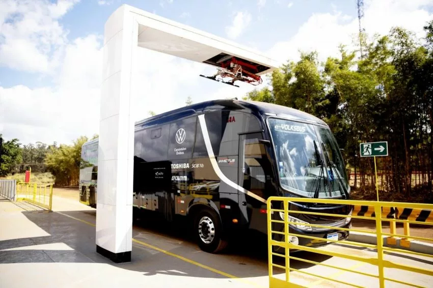 Ônibus elétrico da VWCO, com bateria de lítio e nióbio