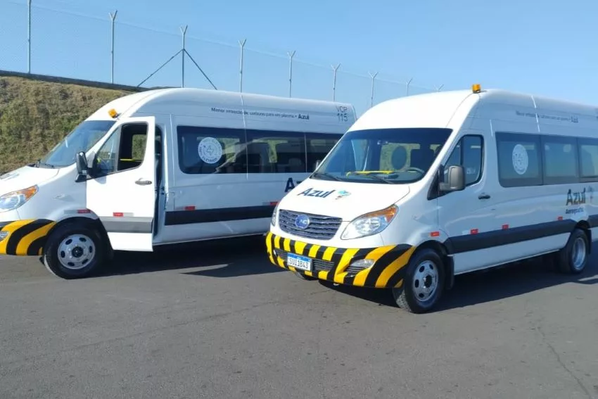 Duas vans elétricas na cor branca estacionadas lado a lado