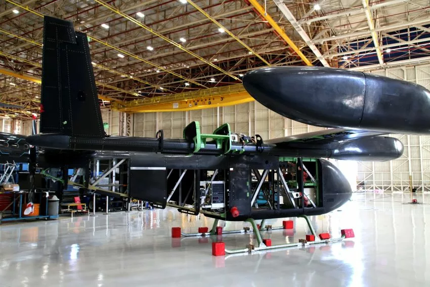 eVTOL é visto dentro de hangar