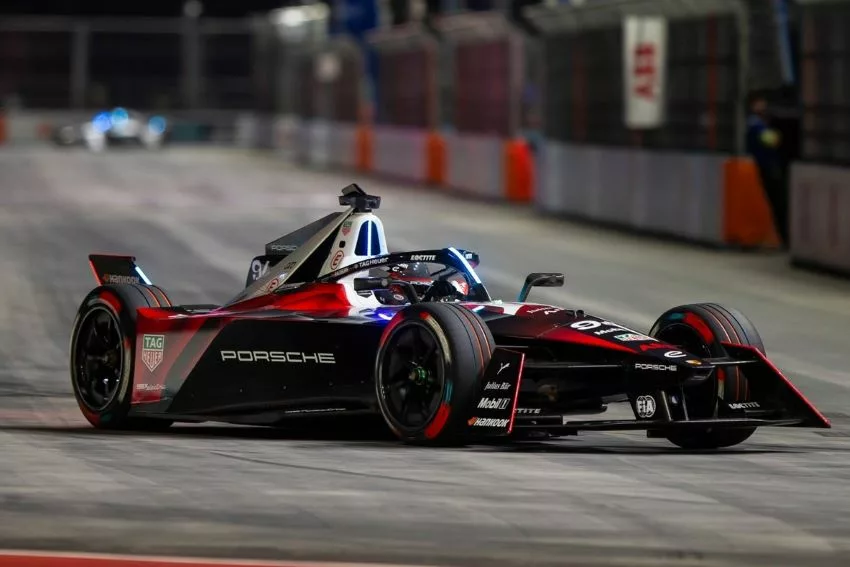 Pascal Wehrlein faz uma curva para a esquerda com sua Porsche durante corrida da Fórmula E