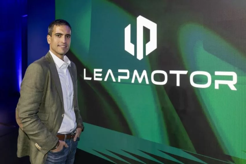 Fernando Varela usa blazer e está posicionado ao lado de letreiro da Leapmotor