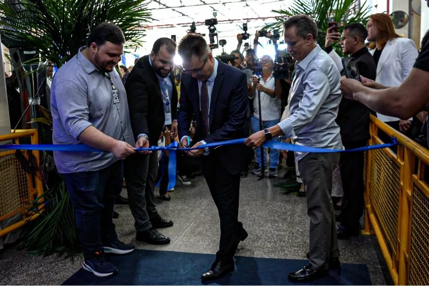 Rui Cheng corta a faixa azul para celebrar a inauguração da fábrica