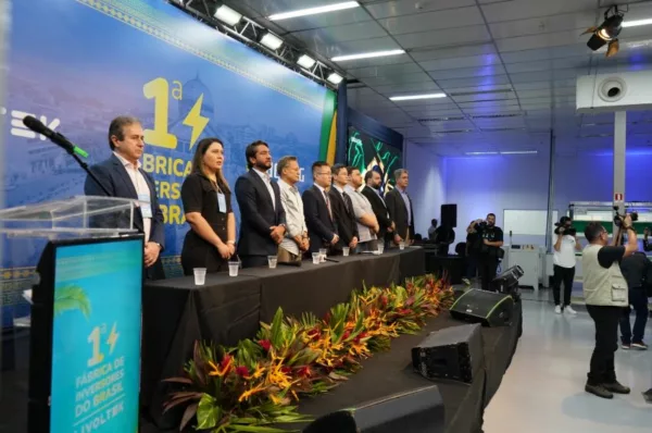 Mesa de autoridades em inauguração de fábrica em Manaus