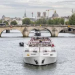 Barco de passageiros navega pela Rio Sena, em Paris
