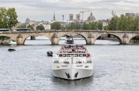 Barco de passageiros navega pela Rio Sena, em Paris