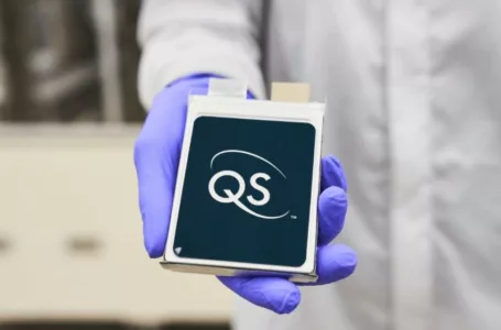 Célula de bateria da QuantumScape na mão de um funcionário do laboratório