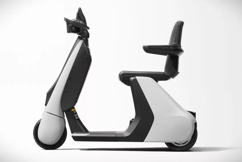 Toyota C+walks é uma scooter elétrica em que o piloto viaja sentado