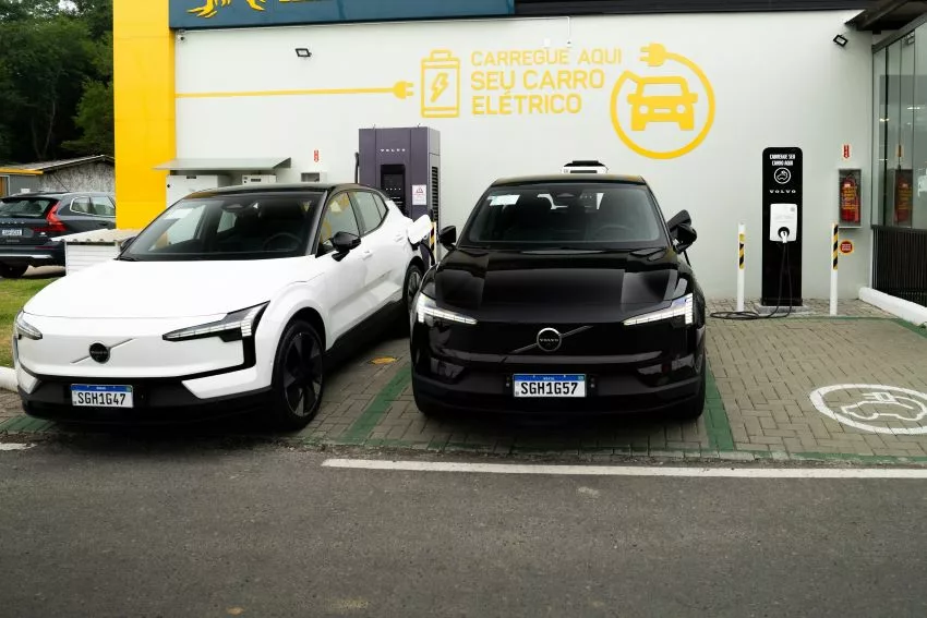 Dois carros elétricos da Volvo estacionados em ponto de recarga da marca