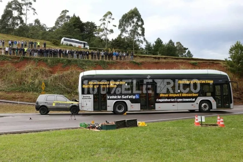 Imagem mostra pessoas em cima de morro para acompanhar momento da colisão do carro no ônibus