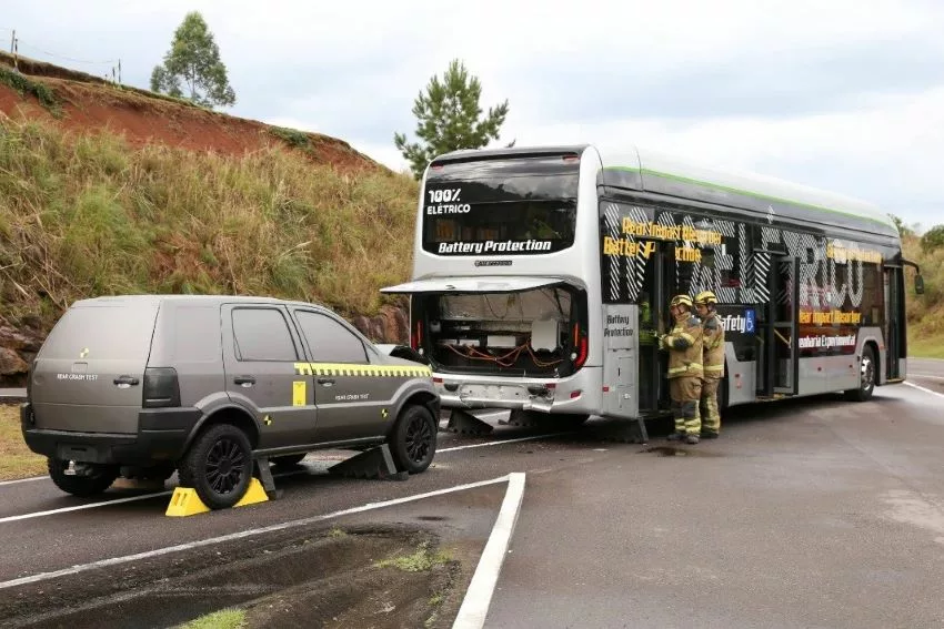 Marcopolo realiza crash test em ônibus 100% elétrico da marca