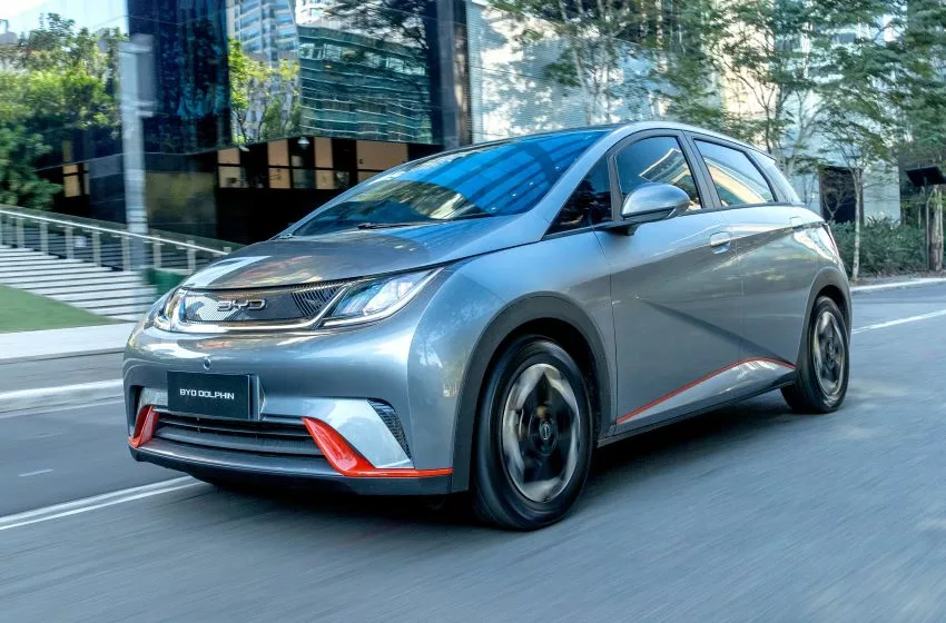 BYD Dolphin é visto circulando em paisagem urbana