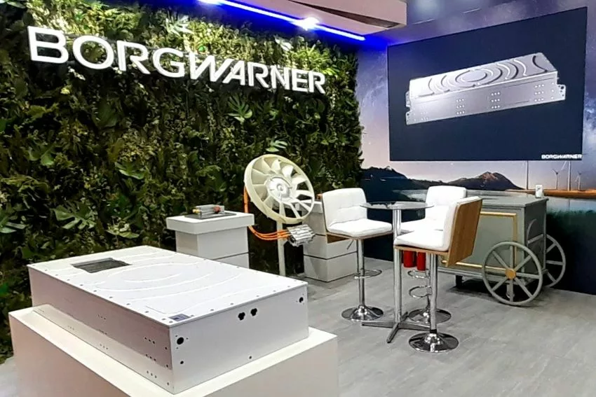 Estande da BorgWarner exibe novos componentes para veículos comerciais