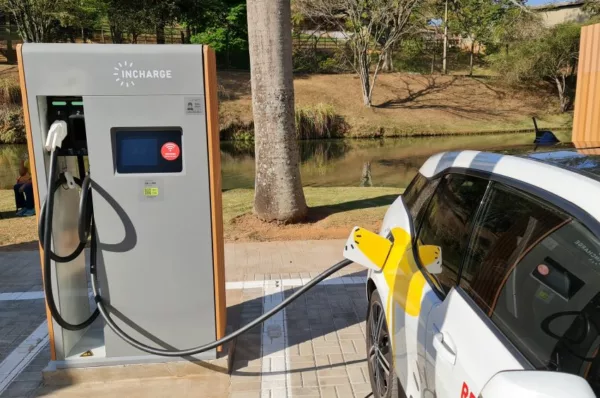 imagem mostra carro conectado à equipamento de recarga da Incharge