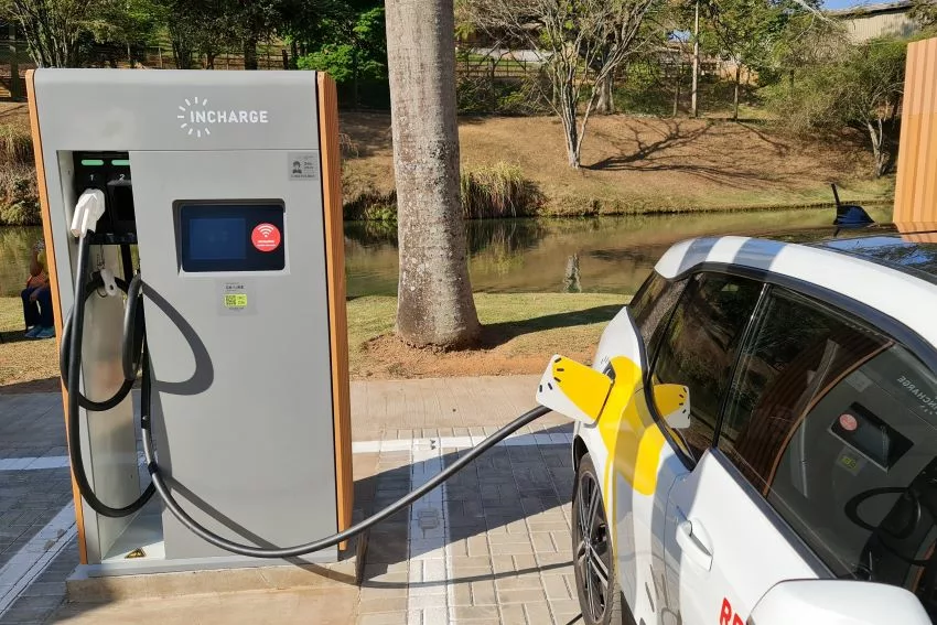 imagem mostra carro conectado à equipamento de recarga da Incharge