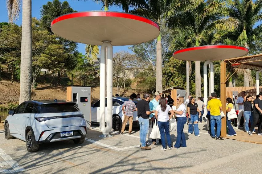 Imagem mostra movimentação de pessoas em dia de inauguração do hub de recarga da Incharge