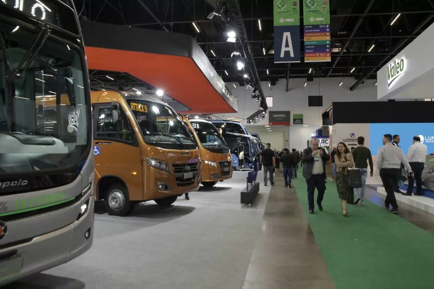 Ônibus estacionados em área de visitação da feira